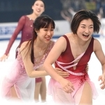 世界選手権のエキシビションで場内一周をする三原舞依（左）と坂本花織＝２０２３年３月、さいたまスーパーアリーナ