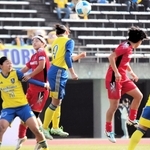 鹿島学園-日ノ本　相手と競り合う日ノ本の選手たち＝三木市、三木総合防災公園陸上競技場