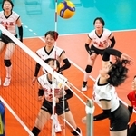 女子・横浜隼人－氷上　第１セット、戸田（手前中央右）のスパイクを見つめる氷上の選手たち