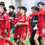 鹿島学園-日ノ本　大敗を喫してうなだれる上田（１０）ら日ノ本の選手たち