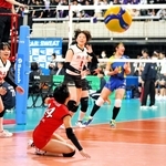 女子・横浜隼人－氷上　第２セット、得点を許す溝上（中央）、神原（左）ら氷上の選手たち