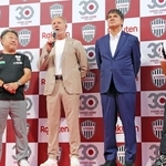 創設３０周年の記念試合を前に、震災後の苦難を語った（左から２人目の）初代監督スチュアート・バクスター氏と通訳のクリスティアン・メリリャン一色さん（左端）、永島昭浩さん（右から２人目）、大久保嘉人さん（右端）＝２０２５年８月、ノエビアスタジアム神戸