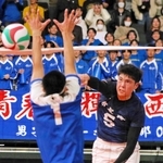 男子・市尼崎－西原　第２セット、スパイクを放つ市尼崎のハントラクル
