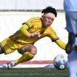 尚志戦で好セーブを見せる神戸弘陵のＧＫ鹿屋＝２日、さいたま市の浦和駒場スタジアム