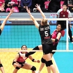 新加入し、攻守に力を見せている姫路の李在英（右）＝４日、姫路市ヴィクトリーナ・ウインク体育館