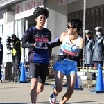 関東学生連合で箱根駅伝に出場した秋吉拓真（右）＝３日、神奈川・小田原中継所