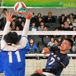 男子・市尼崎－西原　第２セット、クロスにスパイクを放つ市尼崎の神吉（右）