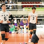 ３回戦で敗れ、呆然とした表情を見せる男子・市尼崎のハントラクル（５）、下村（３）ら