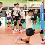 男子３回戦・市尼崎－雄物川　第２セット、スパイクを決められて失点する市尼崎の神吉（手前）ら