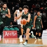 神戸をけん引するチャイルズ（左端）と寺園（中央）、存在感を示す八村（右奥）＝２０２５年１２月１０日、ジーライオンアリーナ神戸