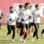 神戸の初練習でそろって走る新加入の乾（左から２人目）や大迫（右端）ら＝神戸市西区、いぶきの森球技場