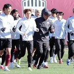 初練習でそろって走る神戸イレブン＝神戸市西区、いぶきの森球技場