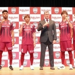 Ｊ１神戸の新体制会見に臨んだスキッベ新監督（中央）と乾（中央左）、郷家（同右）ら新加入選手＝神戸新聞松方ホール