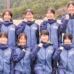 全国都道府県対抗女子駅伝に向けて意気込む兵庫の中高生たち＝加古川市、ＳＨＯＷＡグループ陸上競技場