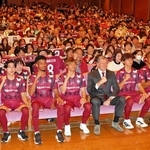 Ｊ１神戸の新体制会見に臨んだスキッベ新監督（前列中央）と乾（同左）、郷家（同右）ら新加入選手＝神戸新聞松方ホール