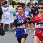 たすきを受け取った兵庫２区・田中希実（中央）＝１１日午後、京都市内（撮影・丸山桃奈）