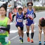 兵庫の１区・清水里名からたすきを受け取る２区・田中希実（中央左）＝１１日午後、京都市内（撮影・丸山桃奈）