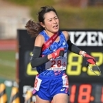 ２位でフィニッシュする兵庫のアンカー永長里緒＝１１日午後、京都市右京区、たけびしスタジアム京都（撮影・大田将之）