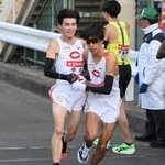 箱根駅伝でたすきをつなぐ中大・藤田大智（左）＝２日、横浜市内