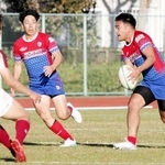 近畿リーグで果敢に攻撃を仕掛ける六甲ファイティングブルの選手たち＝２０２５年１１月、和歌山市の紀三井寺公園補助競技場（チーム提供）