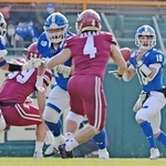 ベスト１１に選ばれた関学大のＱＢ星野太（右端）＝２０２５年１２月１４日、西宮市の甲子園球場（撮影・大田将之）