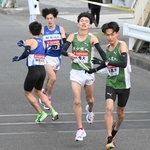 「花の２区」で不調脱出への手応えをつかんだ東農大の前田和摩（右）＝２日、横浜市内