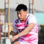 リーグワンのＢＲ東京戦に向けてキックの練習に励む神戸の李承信＝神戸市東灘区のチームグラウンド