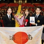 壮行会でスケート部の後輩たちから激励を受けた長森遥南（中央）＝西宮市の関学大