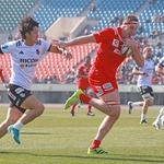 神戸-ＢＲ東京　前半、相手守備をかわし、そのままトライする神戸のレタリック＝神戸市須磨区緑台、ユニバー記念競技場（撮影・辰巳直之）