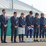 阪神・淡路大震災の犠牲者へ黙とうを捧げる（左から）馬殿球団社長、岸田監督、小浜球団本部長、福良ＧＭ、宮城、山下ら（撮影・立川洋一郎）