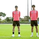 震災犠牲者に向けて黙とうするＪ１神戸の山川哲史（左から２人目）ら＝沖縄県西原町（©ＶＩＳＳＥＬ　ＫＯＢＥ）