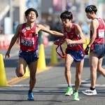 兵庫２区の佐藤颯流（左）からたすきを受け取る３区長嶋幸宝＝１８日午後、広島市内（撮影・丸山桃奈）