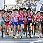 全国都道府県対抗男子駅伝でスタートした１区の選手ら＝１８日午後、広島市内