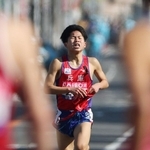 中継所へとスパートをかける兵庫の２区佐藤颯流＝１８日午後、広島市内（撮影・丸山桃奈）