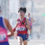 ３位で中継所を目指す兵庫の５区藤岡孝太郎＝１８日午後、広島市内（撮影・丸山桃奈）