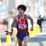 たすきを受け取り、駆け出す兵庫の３区長嶋幸宝＝１８日午後、広島市内（撮影・丸山桃奈）