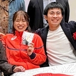 ミラノ・コルティナ冬季五輪の壮行会で記念写真に納まる長森遥南（左）と横山大希＝西宮市、関学大