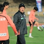 沖縄キャンプで選手たちに絶え間なく声をかける神戸の秋葉忠宏コーチ＝１８日、沖縄・西原町民陸上競技場（撮影・吉田敦史）