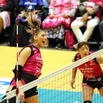 姫路－埼玉上尾　第２セット、バックアタックを打ち込み、吠える姫路のカミーラ・ミンガルディ（中央）