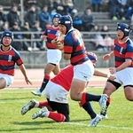 Ａブロック決勝・関学－神戸科技　前半、相手をいなしてトライを決める関学の鈴木主将（中央）