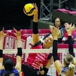 姫路－埼玉上尾　第２セット、高い打点からスパイクを放つ姫路のミンガルディ