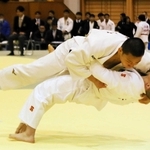 男子６６キロ級決勝　鮮やかな大内刈りを決める神港学園の藤村立志（上）