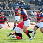 Ａブロック決勝・関学－神戸科技　前半、相手をいなしてトライを決める関学の鈴木主将（中央）