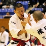 男子６６キロ級決勝　組手を争う神港学園の藤村立志（左）