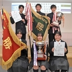 優勝した女子の須磨学園（手前）と男子の報徳の生徒たち＝神戸市中央区、兵庫県私学会館