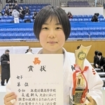 柔道近畿高校新人大会女子７０キロ級で優勝した神院大付の新白和香＝姫路市、県立武道館