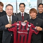 神戸新聞社を訪れ、ユニフォームを梶岡修一社長（手前左）に手渡す神戸の乾貴士。後列は左から扇原貴宏、千布勇気社長、武藤嘉紀＝神戸市中央区（撮影・風斗雅博）