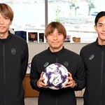 新シーズンに向けて意欲を見せる（左から）神戸の扇原貴宏、乾貴士、武藤嘉紀＝神戸市中央区（撮影・風斗雅博）