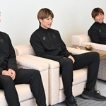 新シーズンに向けて意欲を見せる（左から）神戸の武藤嘉紀、扇原貴宏、乾貴士＝神戸市中央区（撮影・風斗雅博）