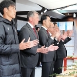 国内タイトル奪還とアジア制覇を祈願するＪ１神戸の（手前から）山川哲史、ミヒャエル・スキッベ新監督ら＝和田神社